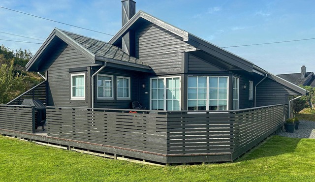 Awesome home in Bøvågen with house sea view
