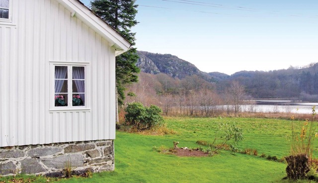 Awesome home in Farsund with lake view