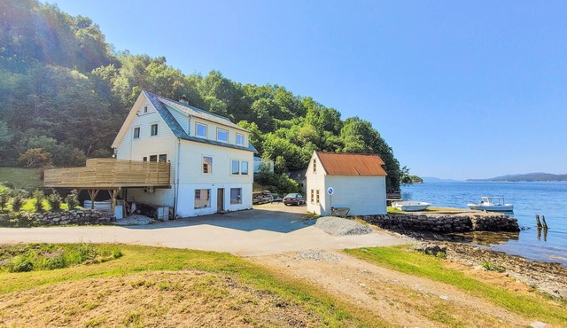 Awesome home in Fitjar with house sea view