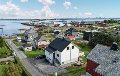 Awesome Home In Harøya