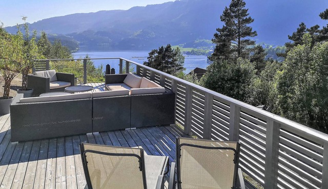 Awesome home in Hebnes with house sea view