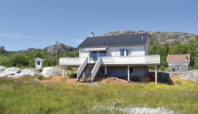 Awesome home in Hervik with house sea view