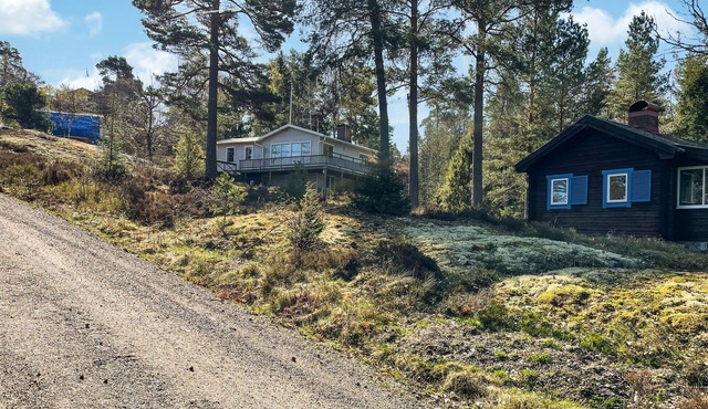 Awesome home in Ingarö with house sea view