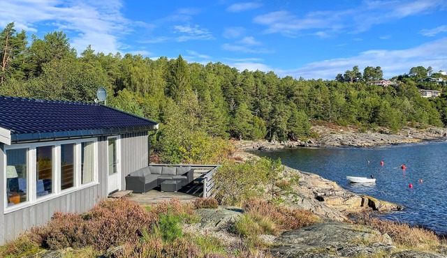 Awesome home in Kolbjørnsvik with house sea view