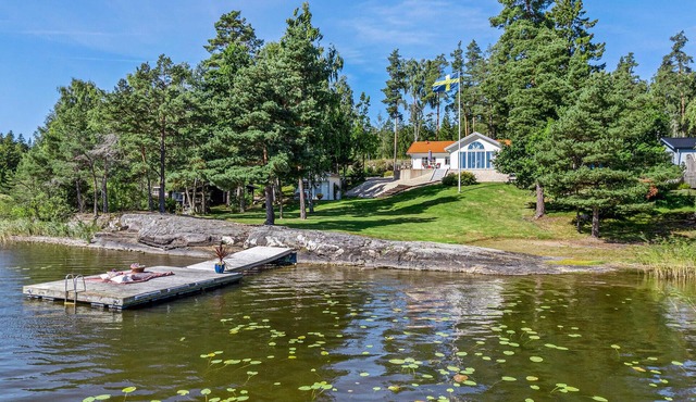 Awesome home in Köpmannebro with lake view