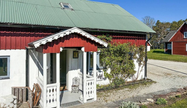 Awesome home in Lärbro with house sea view
