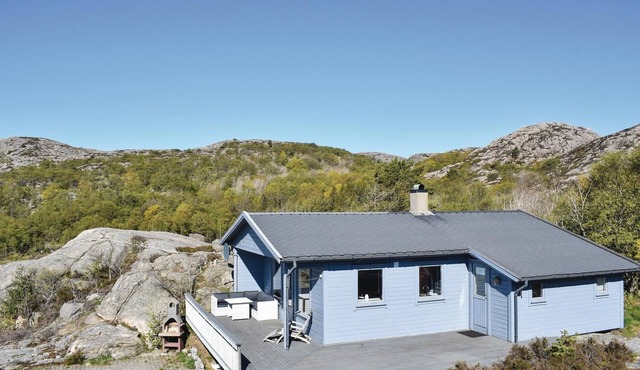 Awesome home in Lindesnes with house sea view