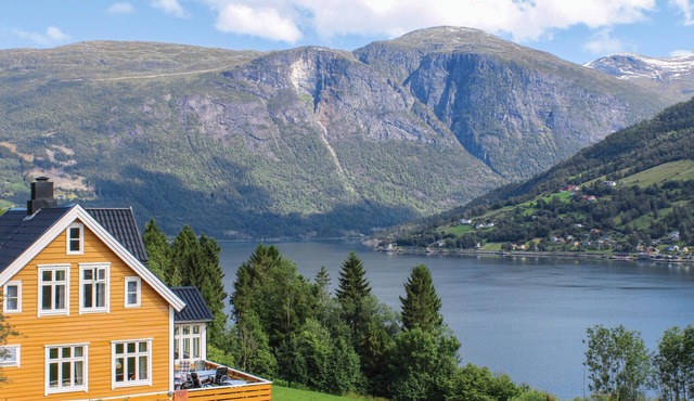 Awesome home in Olden with house sea view