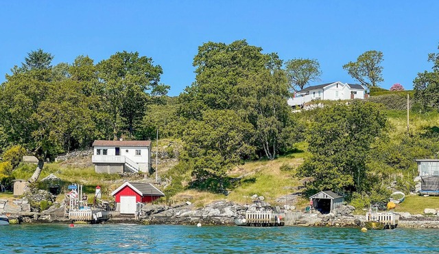 Awesome home in Rennesøy with house sea view