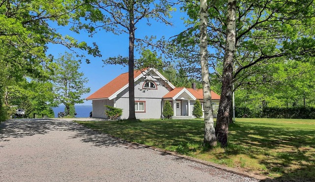 Awesome home in Stora Mellösa with house sea view