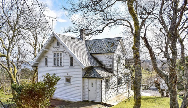 Awesome home in Torangsvåg with house sea view