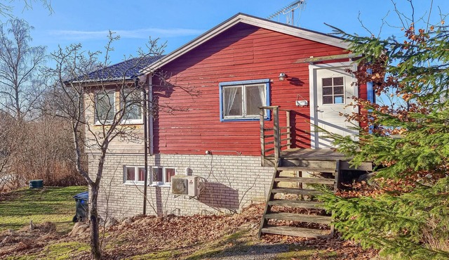 Awesome home in Uddevalla with house sea view