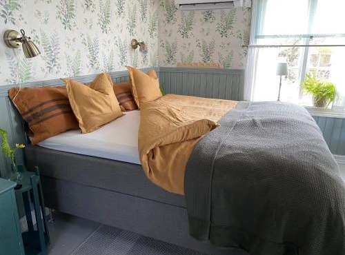 B&B Bland ormbunkar och rosor in Falkenberg