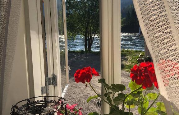 Bakarstuo, Utpå Neset