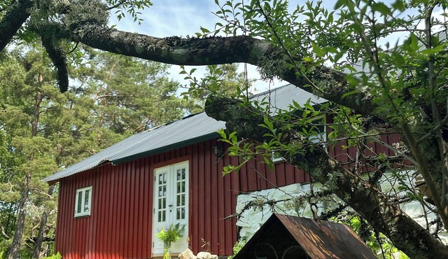 Barn with spacious garden near Strömstad