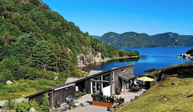 Beach cottage with sea view by Grønsfjorden in Spangereid