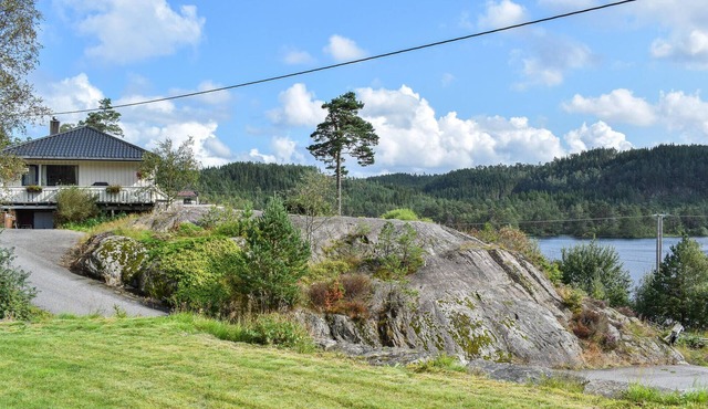 Beach front apartment in øyslebø
