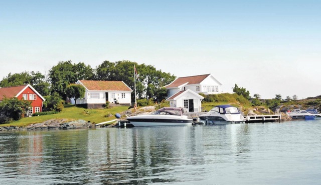 Beach front home in Flekkerøy with WiFi