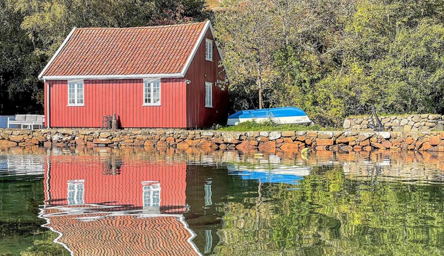 Beach front home in Farsund with house sea view