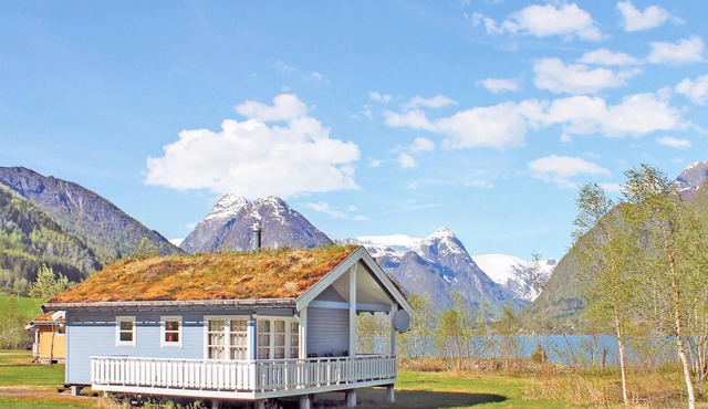 Beach front home in Fjærland with house sea view