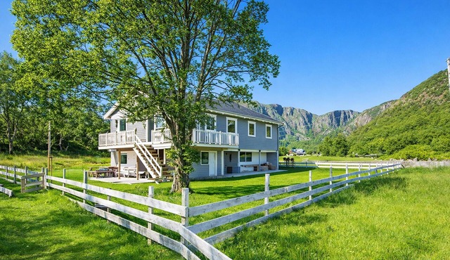 Beach front home in Nordnesøy with house a panoramic view