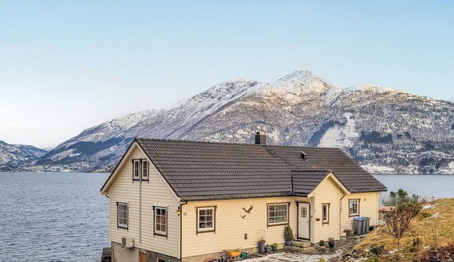 Beach front home in Tørvikbygd with WiFi