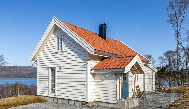 Beach front home in Vikebygd with WiFi