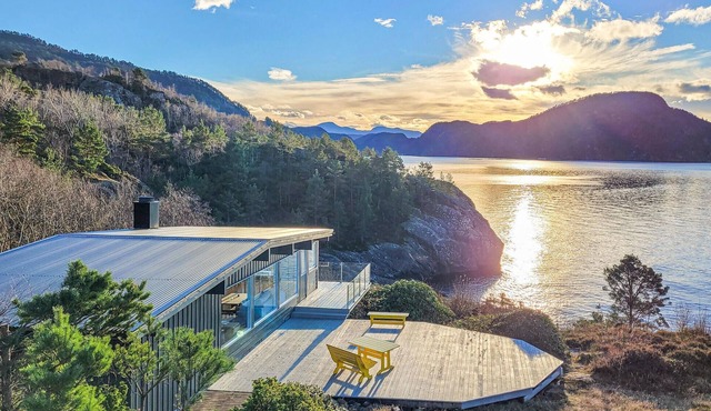 Beach front home in Nordtveitgrend with WiFi