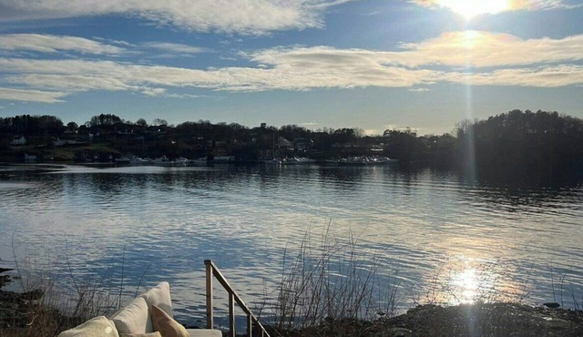 Beachfront cabin with sun terraces on Helgøy