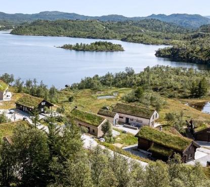 Beautiful Architecture By Vågslidvatnet Lake