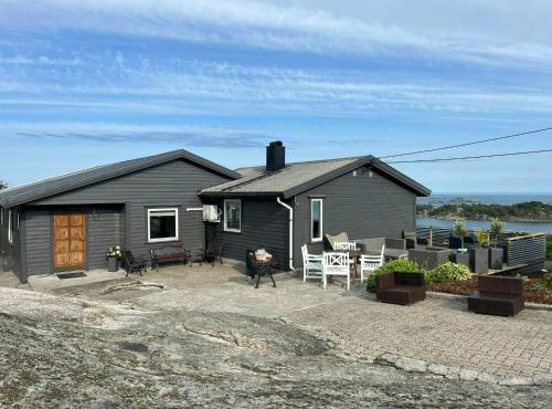 Beautiful Cabin With Ocean View In Lyngmyr