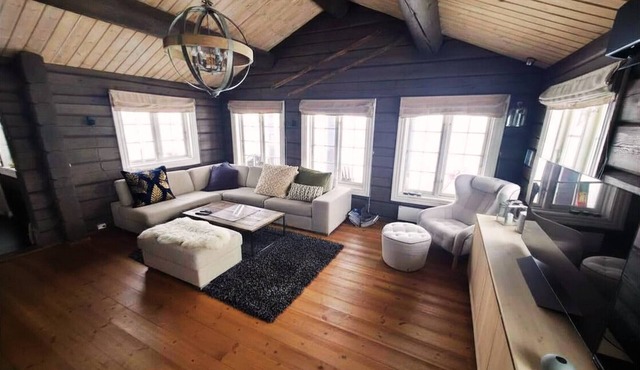 Beautiful classic cabin with sauna and hot tub