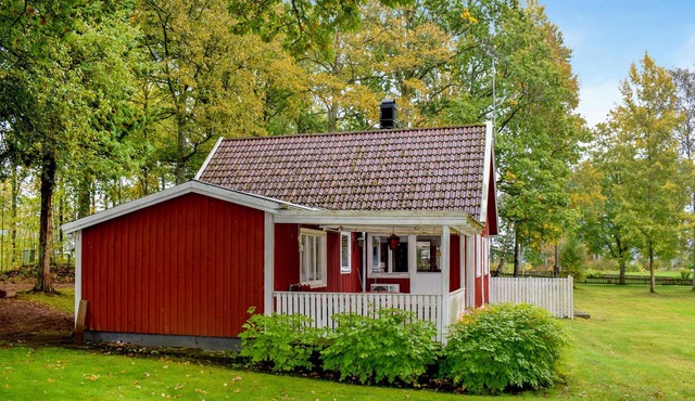 Beautiful home in Bolmsö with lake view