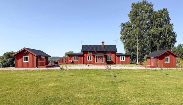 Beautiful home in Ekshärad with lake view