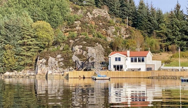 Beautiful home in Fitjar with WiFi