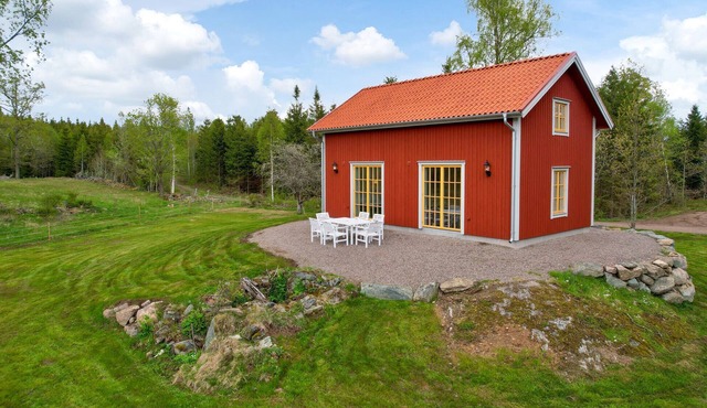 Beautiful home in Holsbybrunn with WiFi