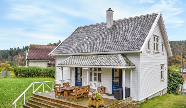 Beautiful home in Hebnes with house sea view