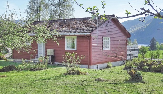Beautiful home in Hovsherad with house sea view