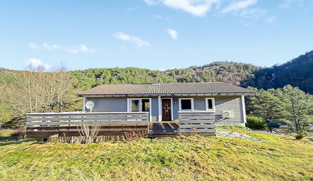 Beautiful home in Kvammen with house sea view