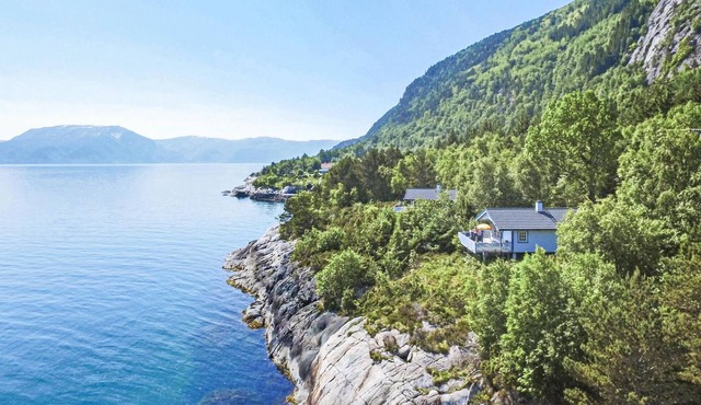 Beautiful home in Lavik with WiFi