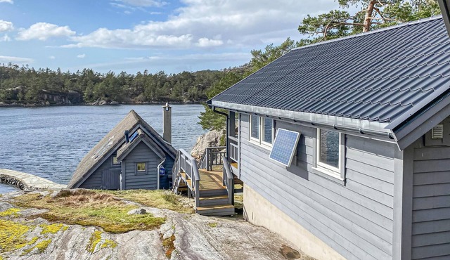 Beautiful home in Masfjorden with house sea view