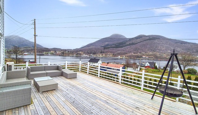Beautiful home in Nedre Vats with house sea view
