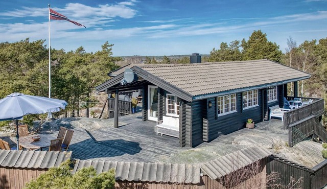 Beautiful home in Skjærhalden with harbor view