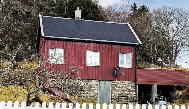 Beautiful home in Sveio with kitchen