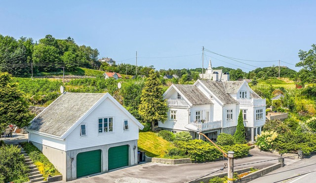 Beautiful home in Skjoldastraumen with WiFi