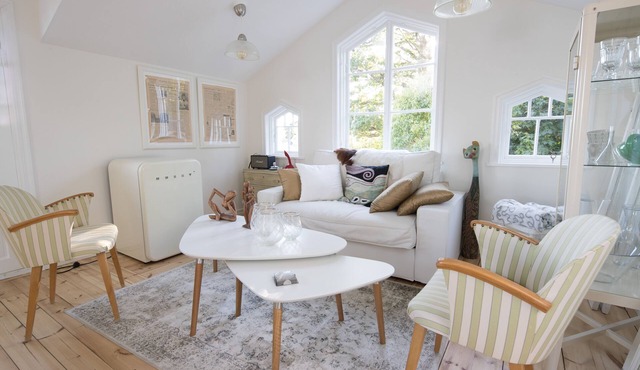 Beautiful Lofthouse, a cottage on a private beach lot by Lake Mälaren in Ekerö