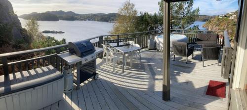 Bergen/Sotra: Sea cabin. Spa. Fishing. Boat