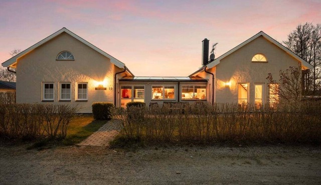 Big holidayhouse, 150 metres from beach, with billiards and football in Borrby