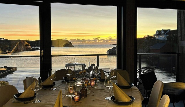 Boat house with sea views an hour from Bergen