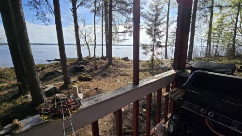 BOAT REQUIRED Traditional Finnish lakeside off-grid island cabin